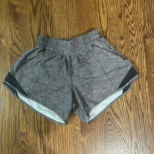 Lululemon Hottie Hot shirts size 2 4 inch inseam high rise